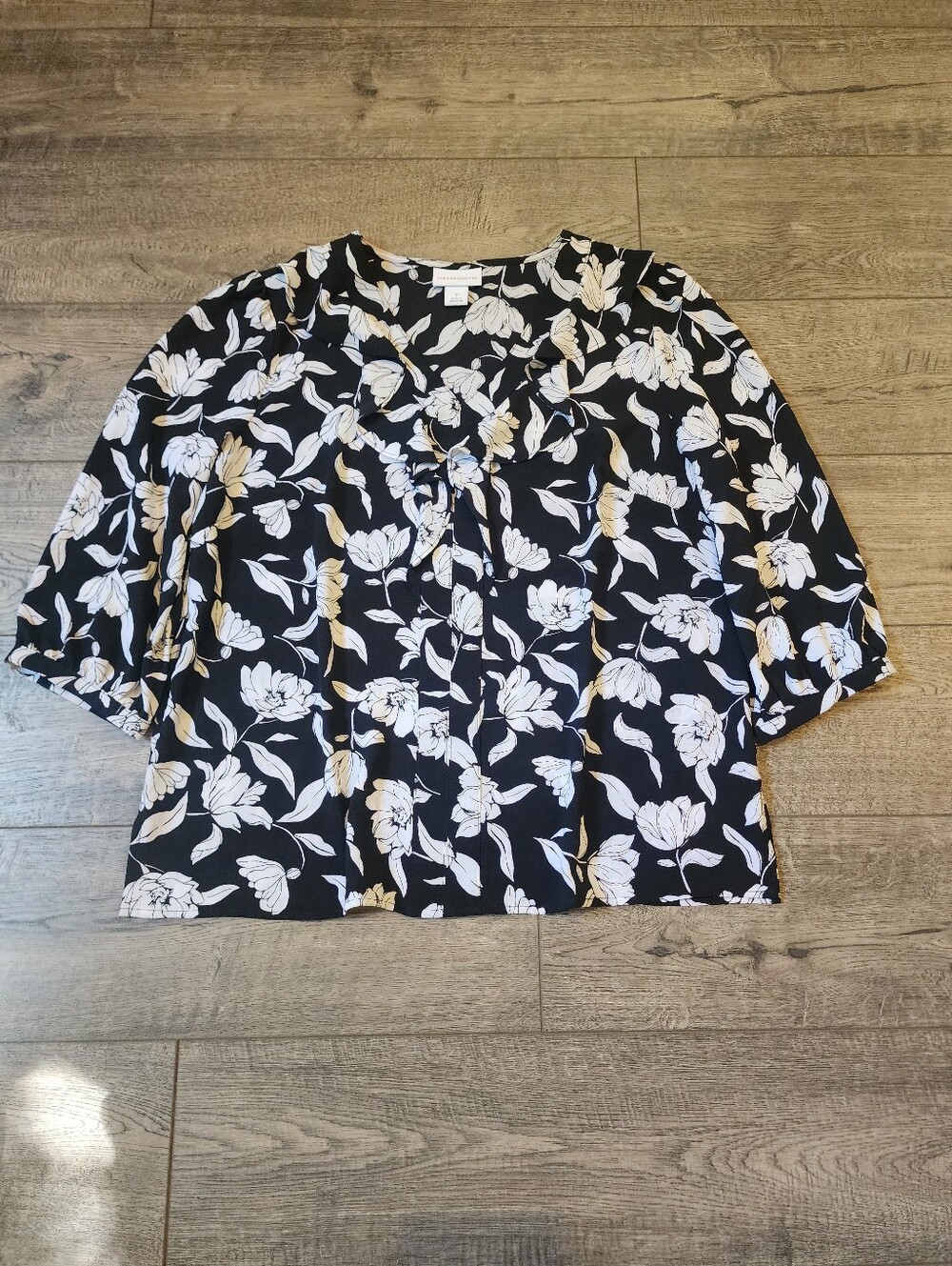 Liz Claiborne Black and White Size Small Floral Blouse 3/4 Sleeve Ruffle Collar